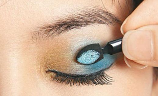 如何打造秋冬冷艳蓝色眼影妆容?
